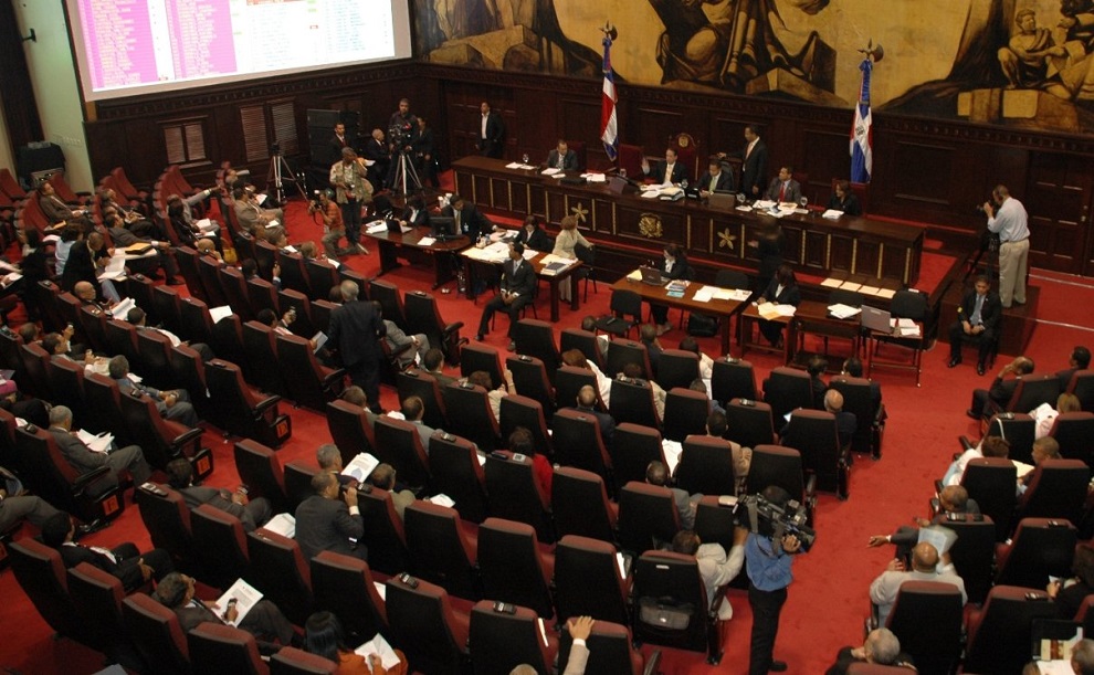 La historia de cómo los legisladores llegaron a importar vehículos exonerados sin límites