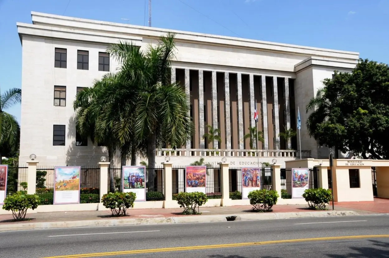 MINERD suspende directora y orientadora por caso abuso a estudiante