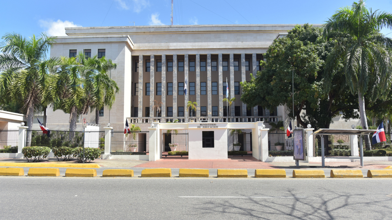 Educación cierra escuela en SPM tras denuncia profesores violaron estudiante de 13 años