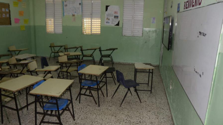 Padres y docentes enfrentados en Villa Hermosa, La Romana, por las interrupciones de clases