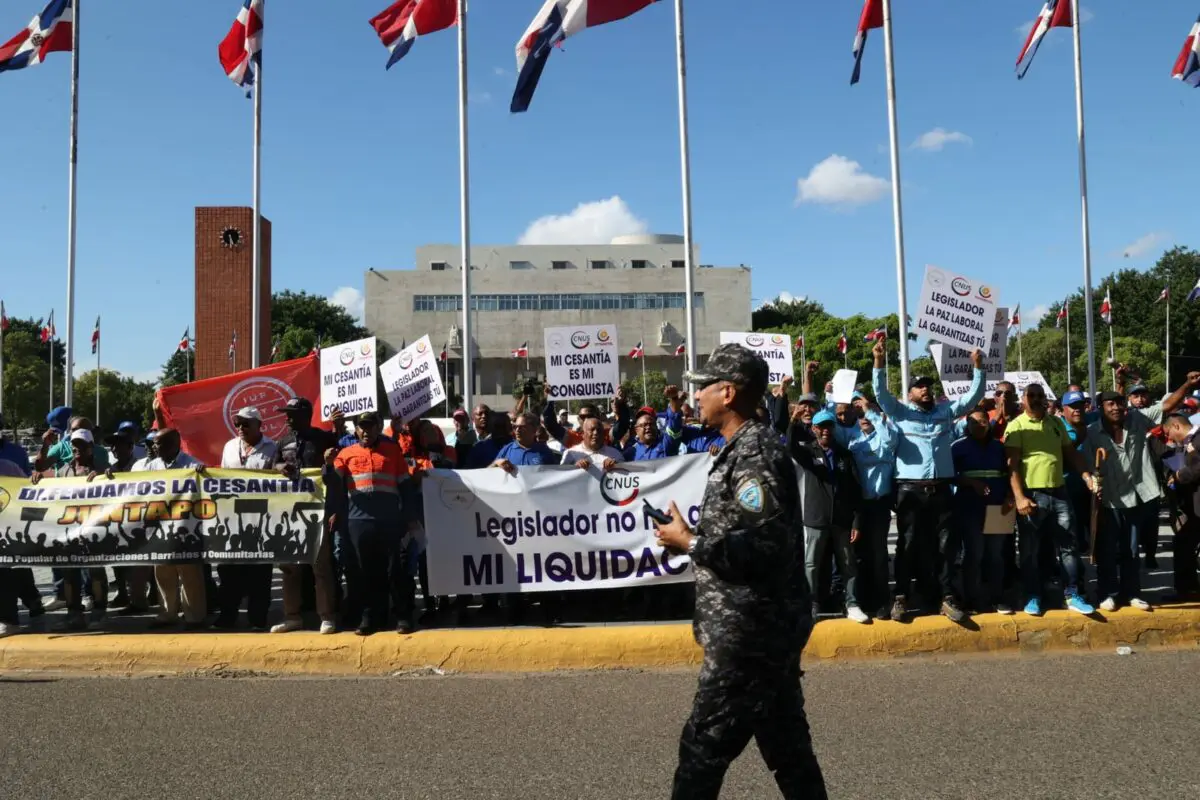 Trabajadores protestan frente al Congreso en contra de la eliminación de la cesantía