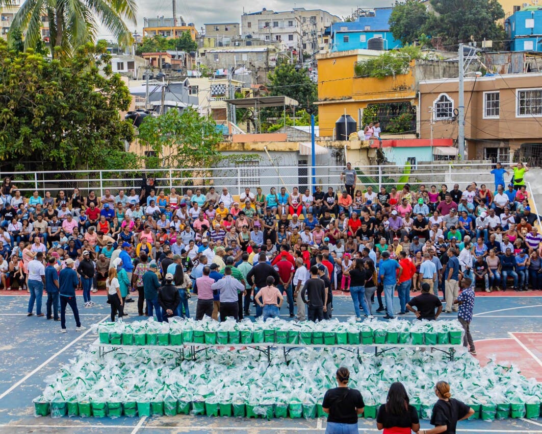 Omar Fernández dona alimentos a familias vulnerables