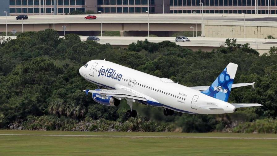 Hallan dos cuerpos en el tren de aterrizaje de un avión de JetBlue en aeropuerto de Florida