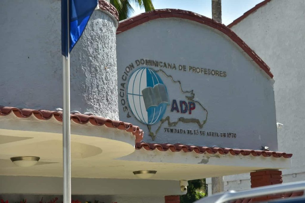 Paro de docencia ADP Azua termina en tribunal; Interponen acción de amparo contra la ADP y su presidente