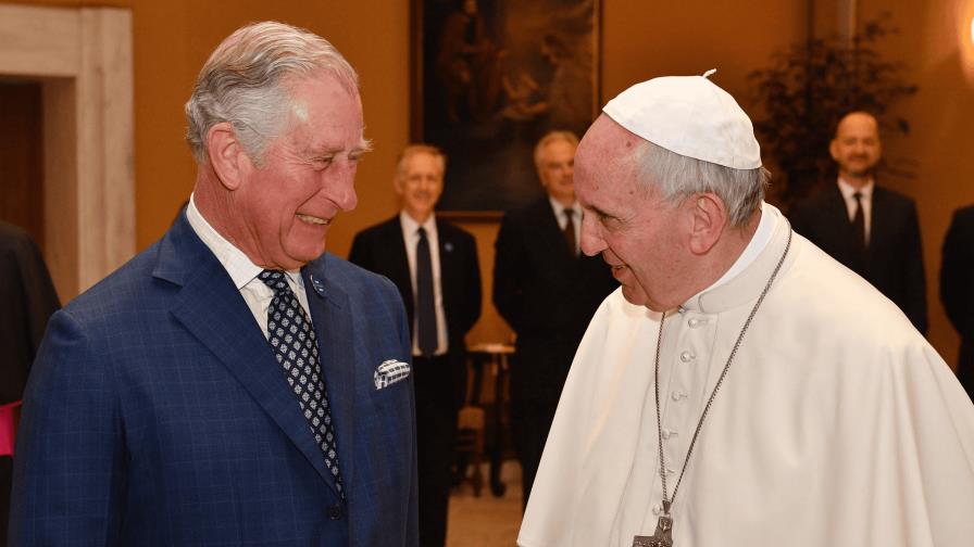 Rey Carlos III dice que el papa Francisco será recordado por «su compasión»