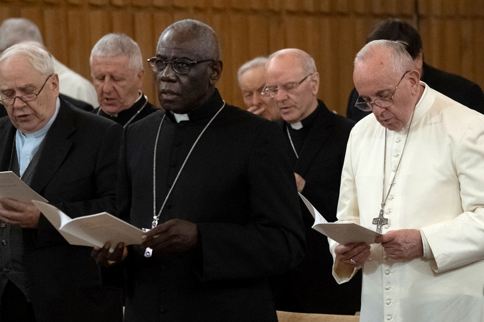 Conozca a Robert Sarah: el cardenal que sueña con ser el “primer papa negro” y suceder a Francisco