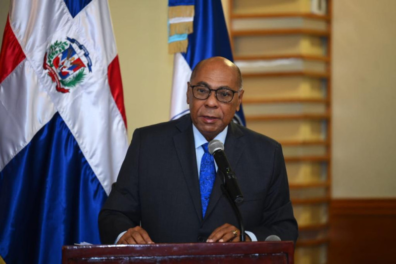 Abinader crea comisión para estudio del marco jurídico migratorio de República Dominicana
