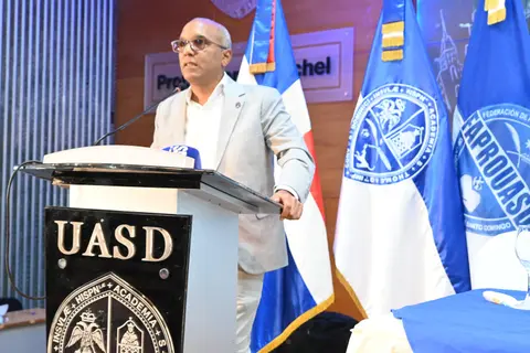 Pastor de la Rosa asume presidencia de FAPROUASD con enfoque en derechos del profesorado