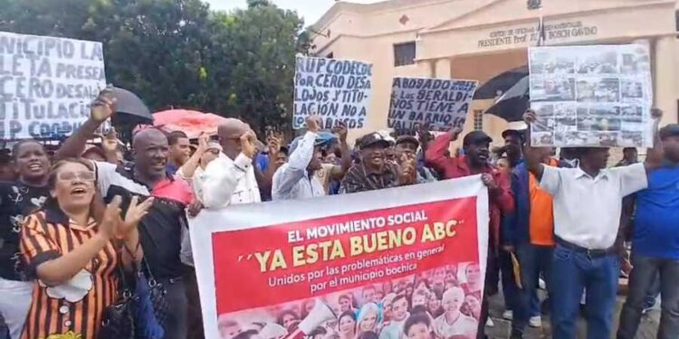 El Valiente se planta frente al Palacio Nacional para exigir fin de desalojos y abandono