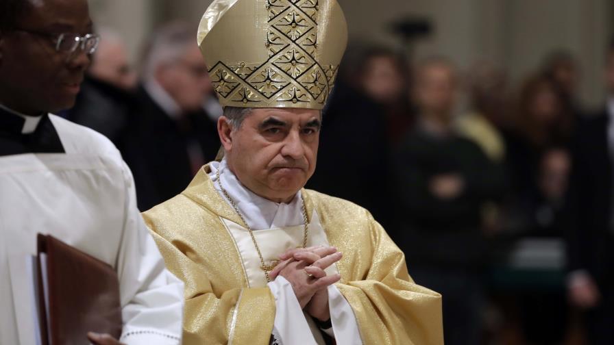 El desacreditado cardenal Becciu se retira del cónclave para elegir al papa