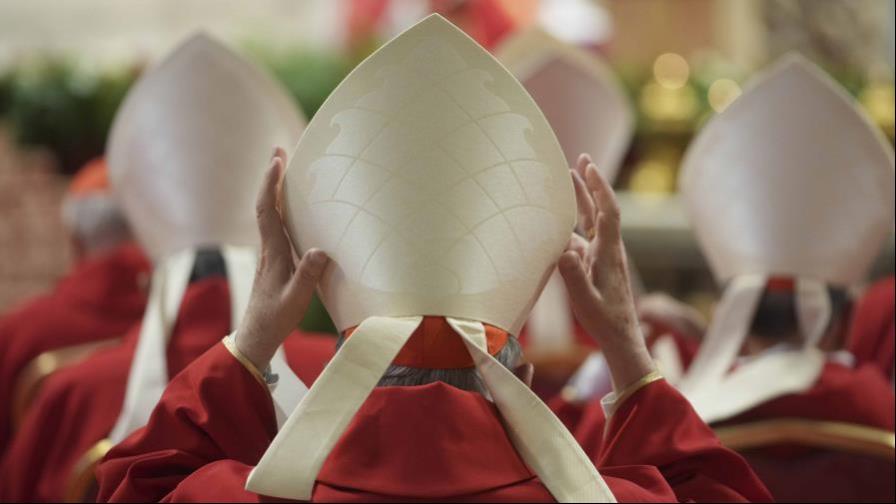 Cardenal en el cónclave pensó que el minibar era gratuito y armó una tertulia en la habitación