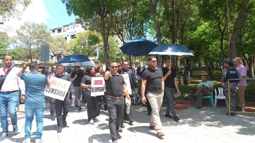 Periodistas caminan hasta el Palacio Nacional contra «atropellos»; exigen renuncia presidente del CDP