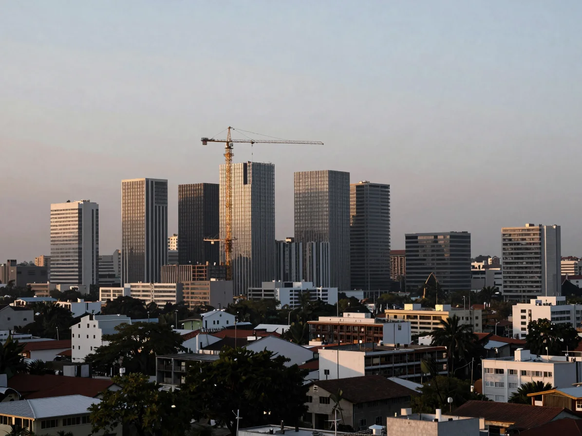 Fotografía de prensa documental, vista de un horizonte urbano al amanecer, con edificios modernos y una grúa de construc