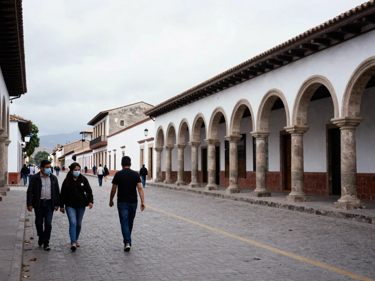 Fotografía de prensa documental, calle con personas caminando y arquitectura tradicional, luz natural de día, encuadre h